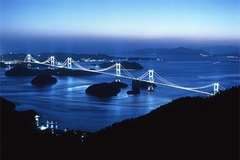 写真：来島海峡大橋ライトアップ