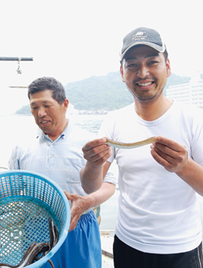 厳しい底引き網漁から港に戻った漁師さんたちは、自然と笑顔が出てきます