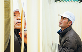 （写真左）義樹さんの技術は息子に伝わります（写真右）はし分け作業をする、伊藤雄二さん