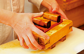 桧の木型に入れ、手で押して作り出される、上方伝統の味