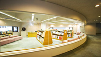 美術専門の図書館(中2階)