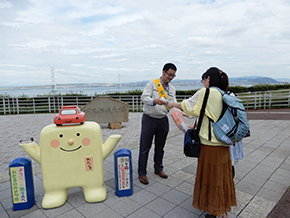 交通安全啓発チラシ等の配布(淡路SA下り線)