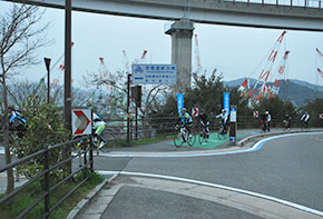 来島海峡大橋へ向かって走行中