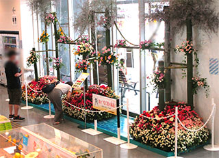 写真:花の大型オブジェの展示(来島海峡SA)