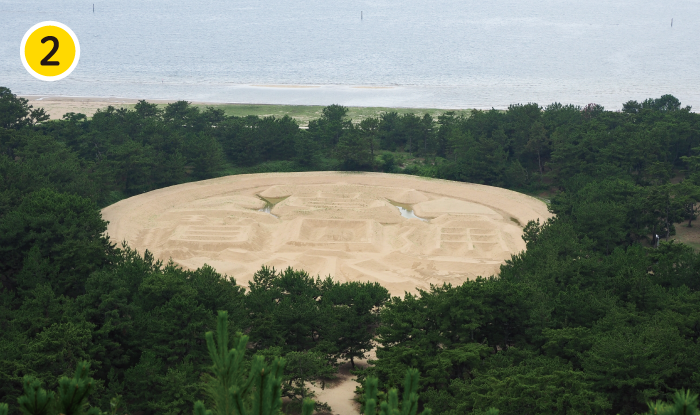 琴弾公園の展望台までのびる坂道を登りきれば、「寛永通宝」の巨大砂絵を望むことができる。