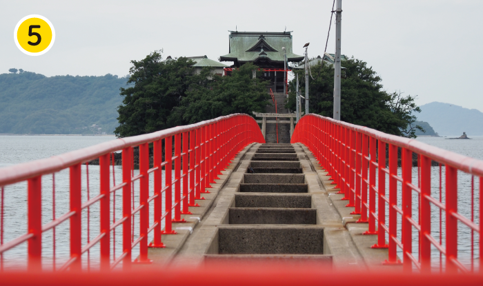 長さ250mの橋の先に浮かぶ姿が印象的な津嶋神社本殿。この橋は年に2回しか渡ることができない。