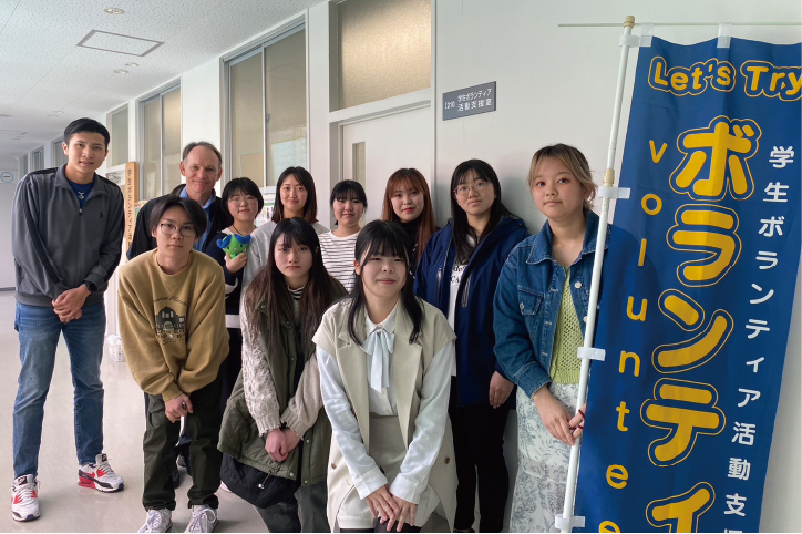 同支援室を立ち上げ、現在も運営をサポートしているのは文学部国際文化学科のマーク・フェネリー教授。放置されたユズ畑を猿害から守る収穫活動は11年間も続いている