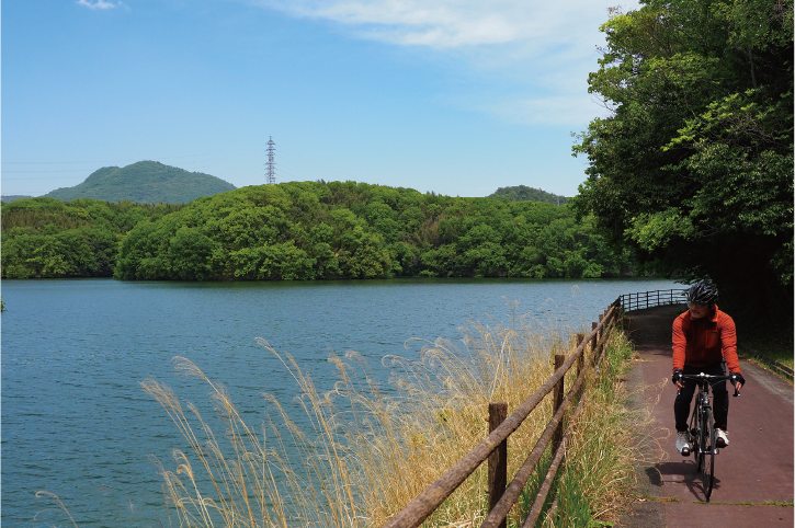 府中湖沿いに続く綾川自転車道は静寂の中を走れる