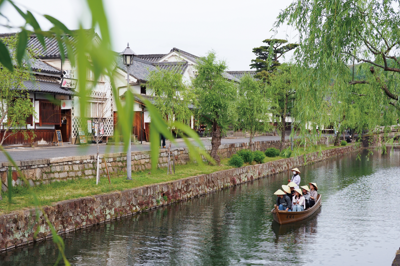 倉敷川沿いに白壁の建物が並ぶ倉敷美観地区