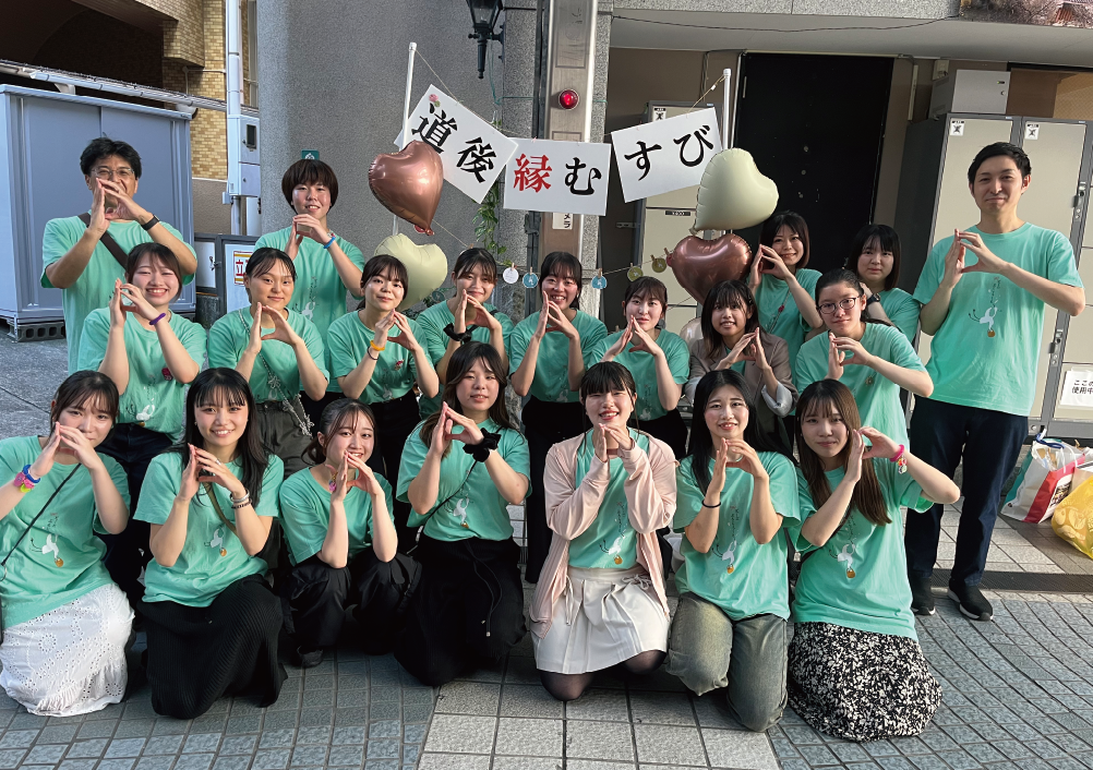 経営学科作田良三教授、日原尚吾准教授のもと同学科28人の学生が参加している