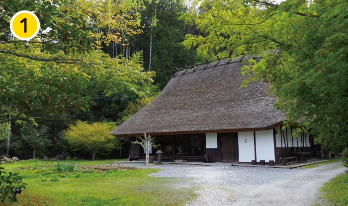雑木林の中にある、茅葺きの古民家レストラン。市内には古民家を利用したお店が多く点在している。