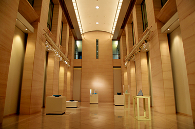 所蔵作品の展示フロアでは、広々としたスペースにゆったりと作品が並べられている