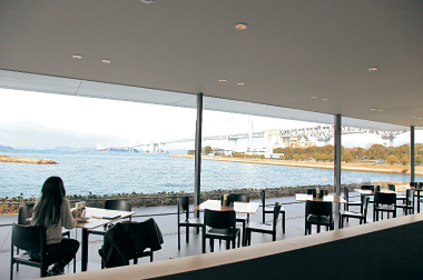 ラウンジの壁面は一面のガラス貼りになっていて、瀬戸内海の美しい景色を大パノラマで眺望できる