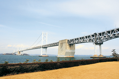 瀬戸内の島や海、空に溶け込むライトグレーの瀬戸大橋