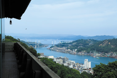 東西に伸びる穏やかな尾道水道の向こうに瀬戸内の島々が浮かぶ