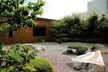 地元・北木島産の石で笠岡諸島の風景を表した中庭