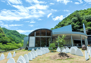 常設展示室、ホール＆企画展示室、陶芸館の建物は、上から見ると四角、三角、丸になっていて遊び心いっぱい　※おにぎり型オブジェは通常展示ではありません