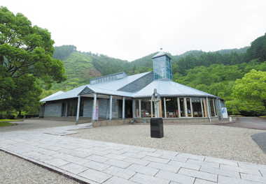 地元産木材で建てられた趣ある美術館