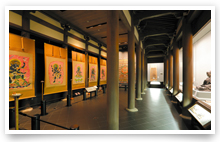 通称・空海室では曼荼羅と五大尊像を展示し、寺院空間を体感できる