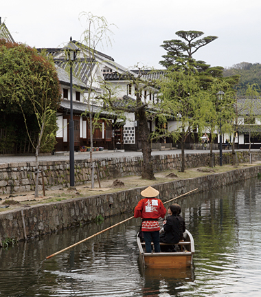 倉敷川沿いに並ぶ蔵建築や町家