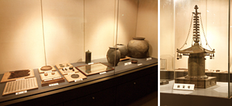 （写真上左）全高71.5㎝の銅宝塔（写真上右）宝塔を包んでいた瓶ほか、銅経筒、椀形土器や銅鈴・鉄鈴・鰐口なども