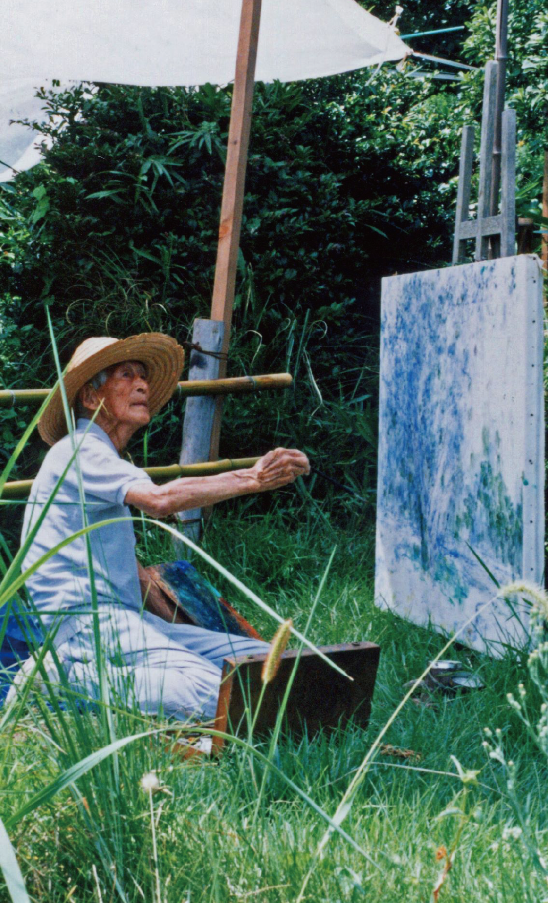 絶筆を描く佐竹徳画伯