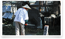 古くから焼き物がさかん。右は瓦葺屋根の両端につけられた《鴟尾》