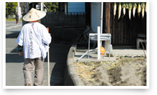 この路地の奥、芝井の泉へ行けば水大師堂が