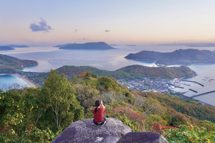 早朝、城山の山頂から望む粟島の紫谷山、塩飽諸島の多島景観