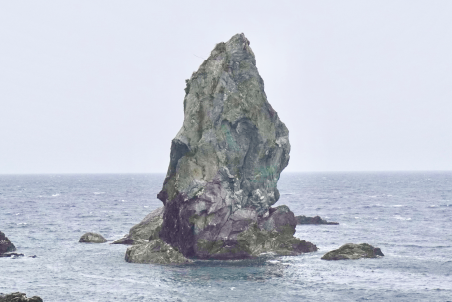 上立神岩（かみたてがみいわ）