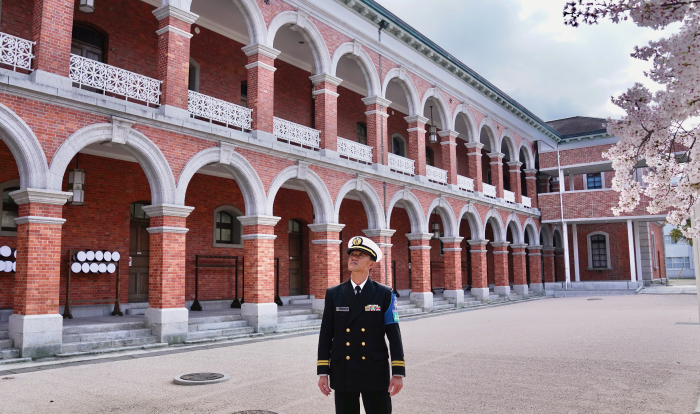 重厚な赤レンガの幹部候補生学校本館を案内してくれた海上自衛隊1等海尉・水谷吉克さん