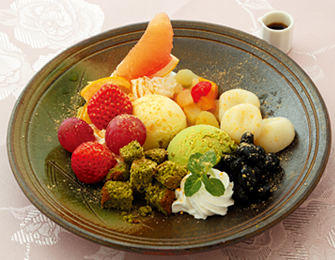 和風パフェ（620円）では、イチゴにブドウなど季節のフルーツを、和の素材とコラボレーション