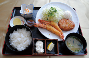 大エビフライと豆腐ハンバーグ定食