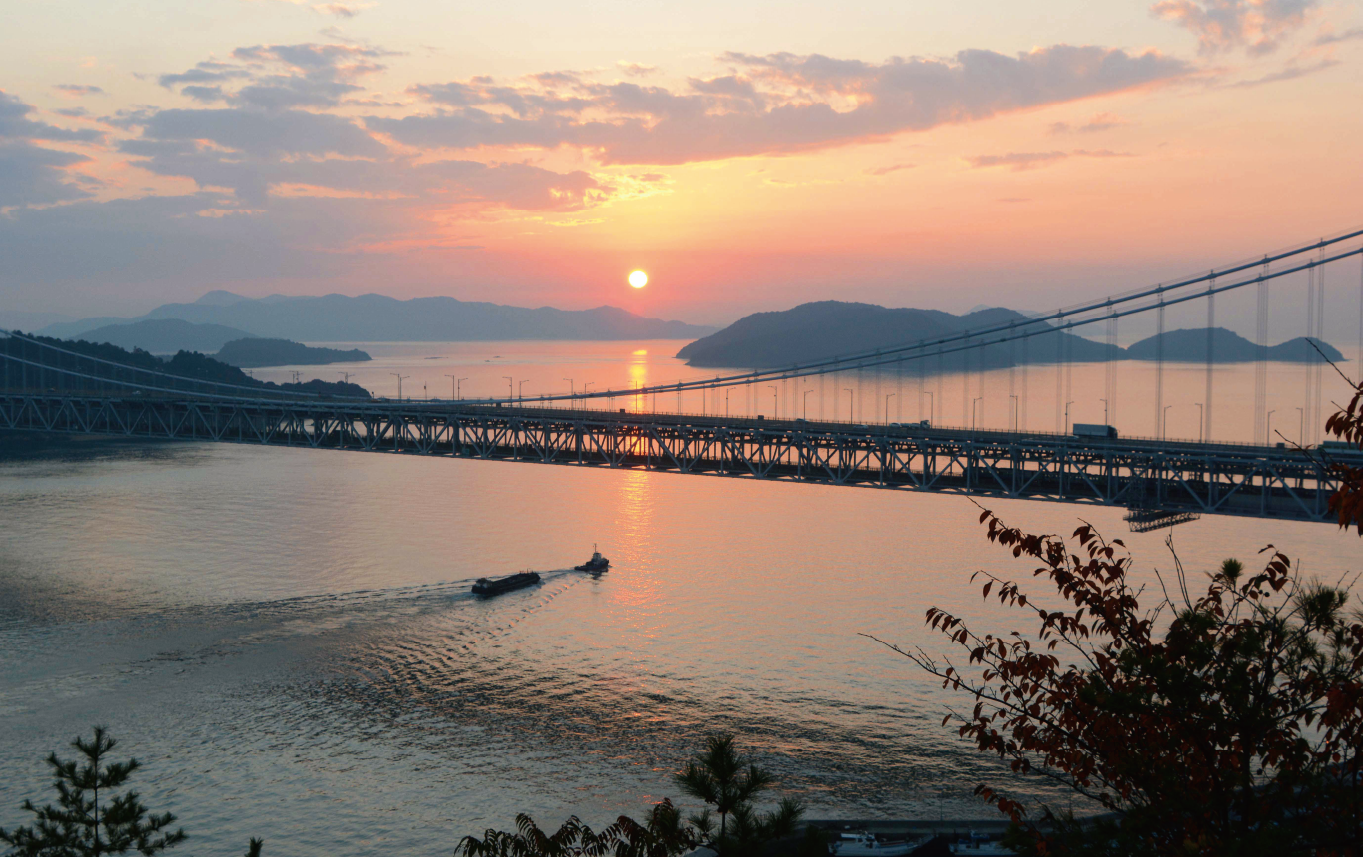 鉄道道路併用橋としては世界最大級の瀬戸大橋