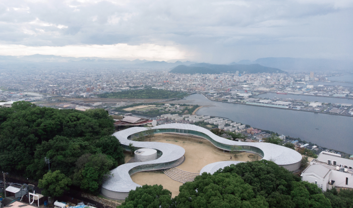 屋島山上の人気スポットとなっている「やしまーる」。 ©SUO