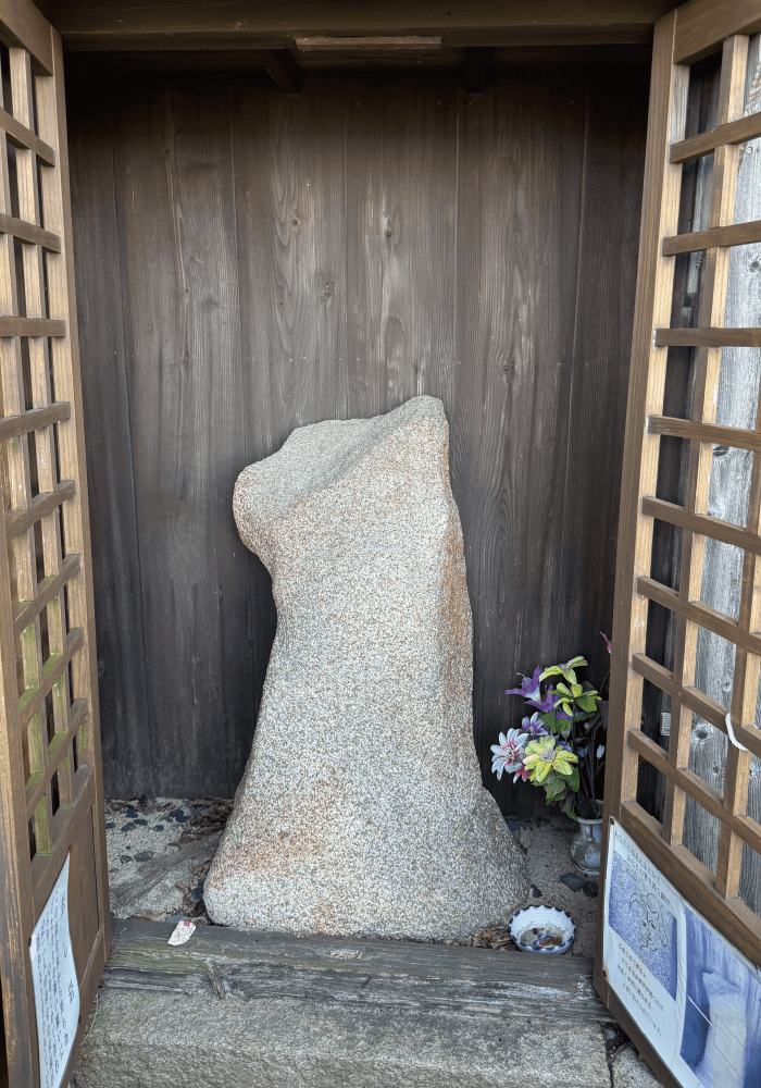 悲恋伝説を秘めた「恋し岩」
