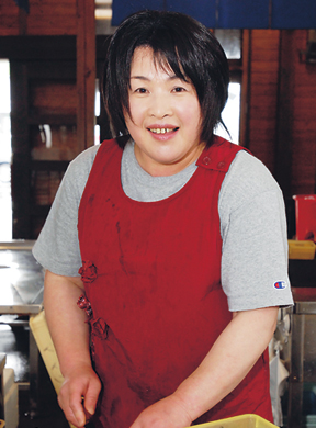 漁師の奥さんが獲れたての魚を売ります