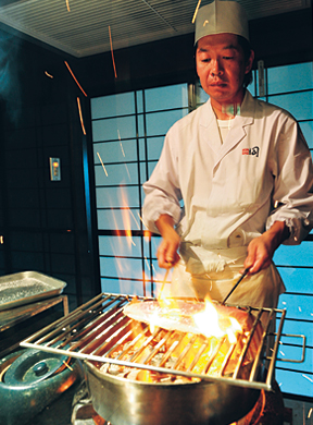 鰹に塩を振り、高温の炭火で焼きます（調理長の伊藤さん）