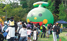 毎秋に行われるメロン祭りの風景