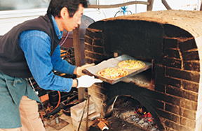 焼きあがったピザを屋外で！