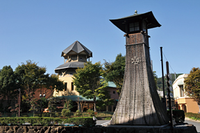 湯郷温泉のシンボル的存在の常夜灯と、尖塔建物が目印の鷺温泉館