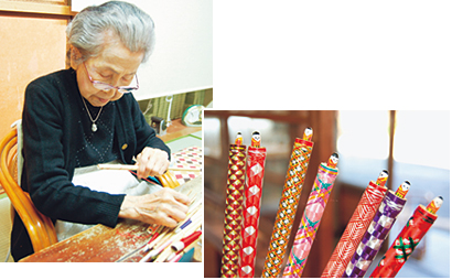 （写真左）人形筆を作る、西田筆店6代目・西田光子さん（写真右）名物の人形筆は、立てると愛らしい人形がひょこっと顔を出します