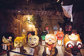 道の駅大歩危「ラピス大歩危」の2階には、毎年11月の妖怪祭りで使われる着ぐるみを展示しています