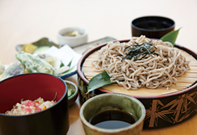 ざるそばに天ぷら、あまご南蛮漬けの突き出しのつく「おいでな定食」が人気