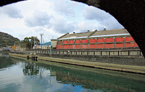 旧東洋紡績赤レンガ倉庫と美名瀬橋