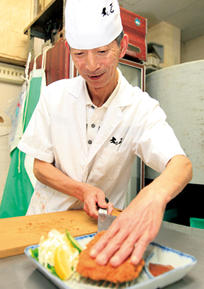 大将の砂川さんからの信頼もあつい、料理長の横宗隆之さん