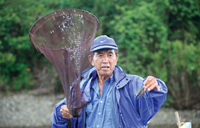 柴漬漁をしている川漁師の岸久男さん