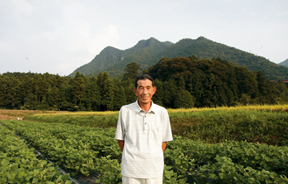 東中にそびえる三尾山（みつおさん）のミネラル豊富な伏流水が影響しているのでは、と話す柳田さん