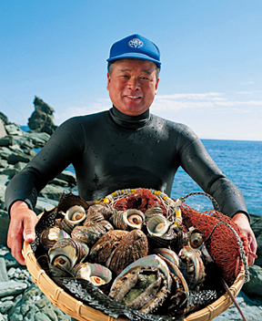 三崎の海の豊富な海藻で育ち、荒波にもまれたアワビやサザエは、格別の味