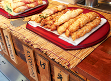 九州屋の手作り「にぎり天」は、アナゴにネギタコ、チーズベーコンもあり